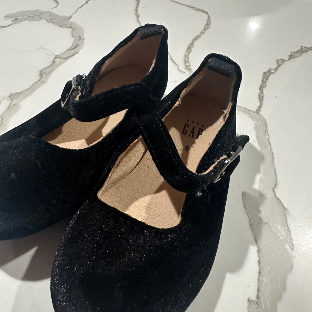 Gap black flats almost new